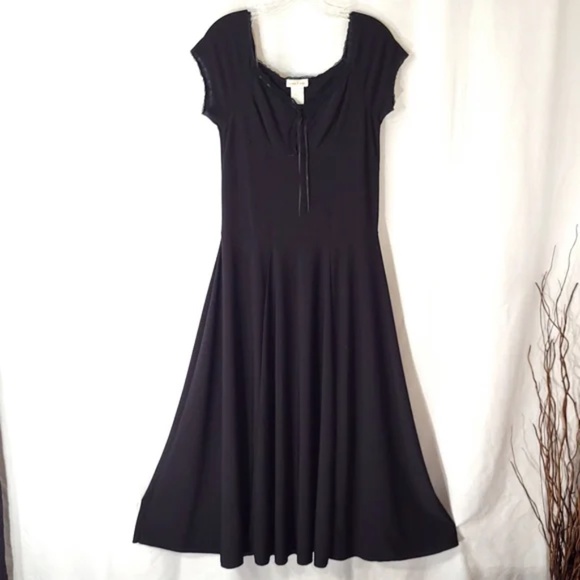 Dresses & Skirts - Monroe & Main Lace Detail Full Skirt Dress